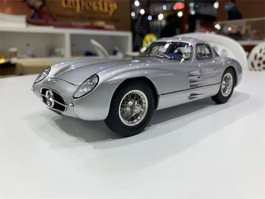 CMC 1/18 Mercedes-Benz 1955 300SLR W198 Uhlehaut Coupe Model Car