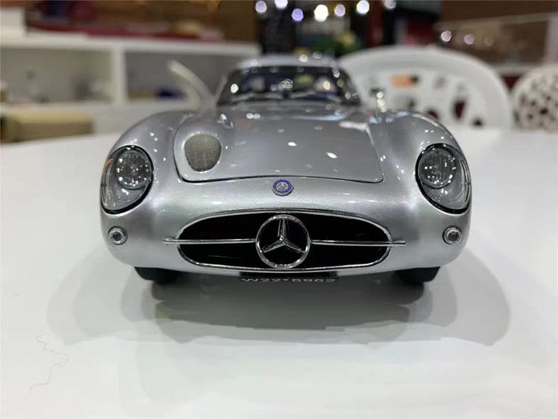 Modelo de coche Mercedes-Benz 300SLR W198 Uhlehaut Coupé CMC a escala 1/18