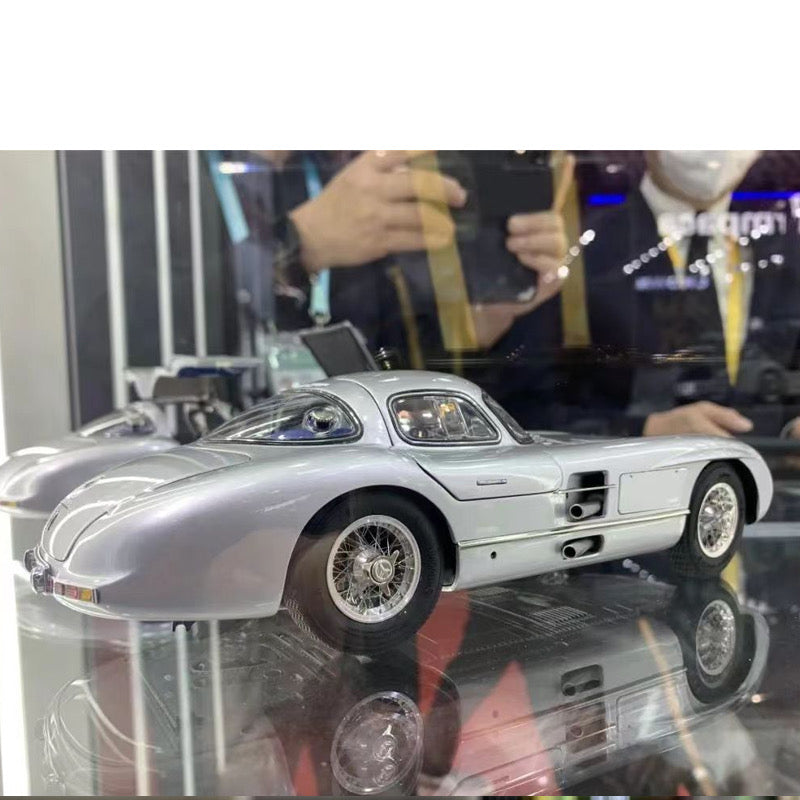 Modelo de coche Mercedes-Benz 300SLR W198 Uhlehaut Coupé CMC a escala 1/18