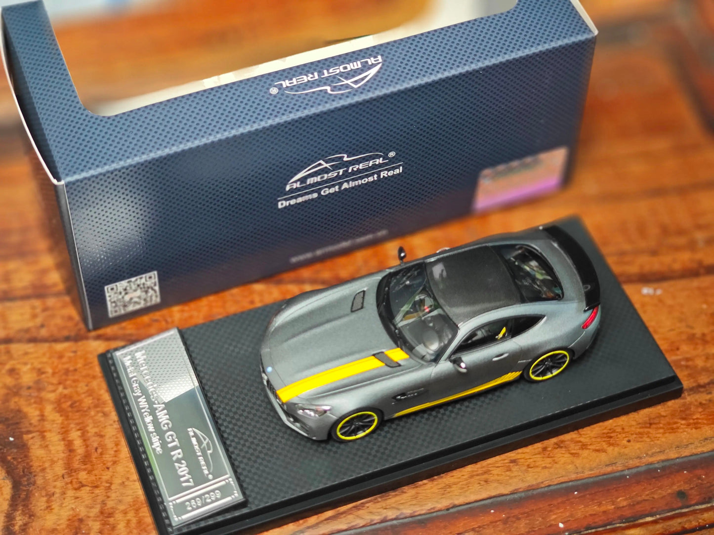 Mercedes-Benz AMG GT-R 2017 gris a escala 1/43 casi real
