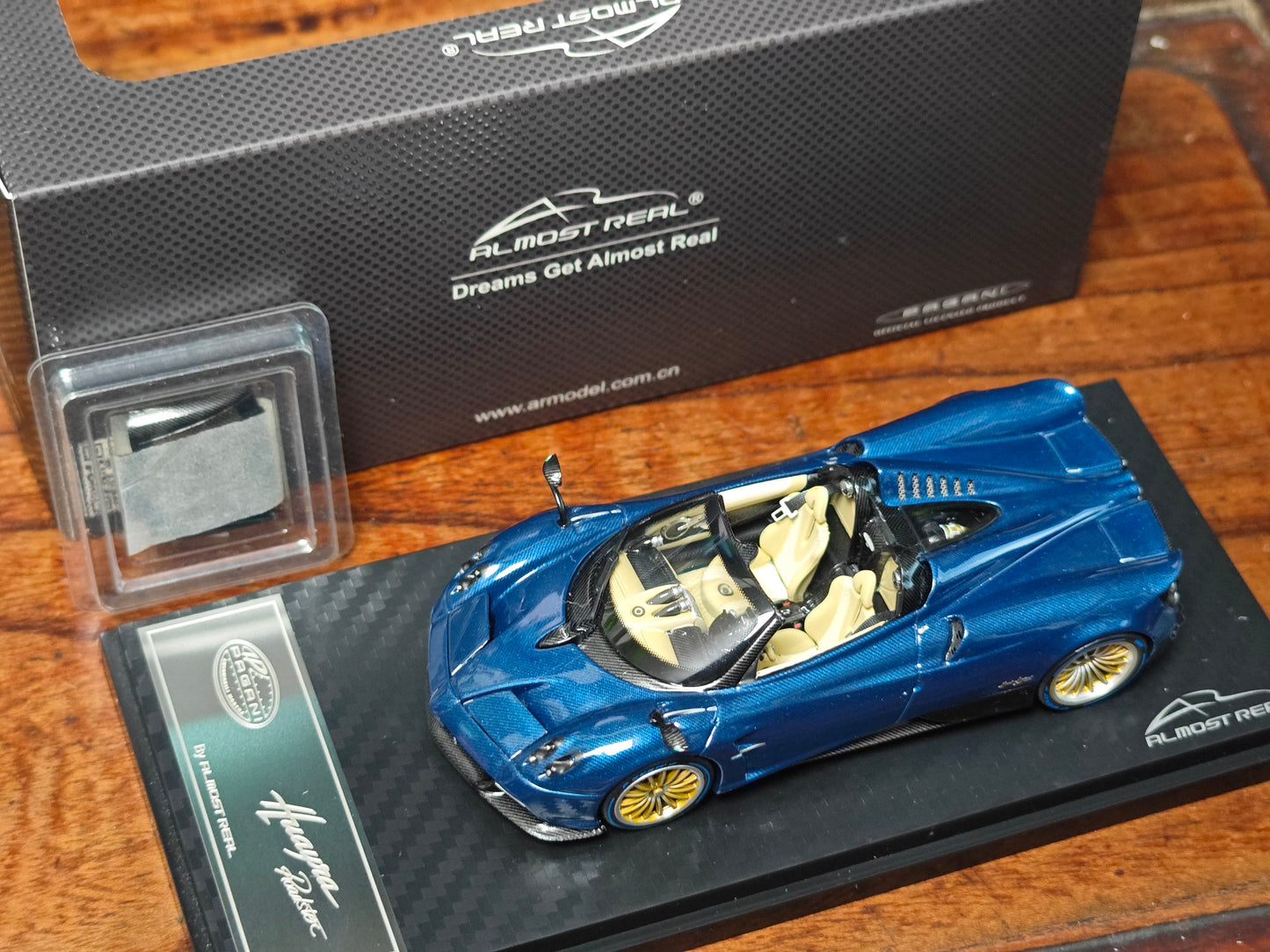 Modelo de coche Pagani Huayra Roadster de carbono azul a escala 1/43 de AlmostReal