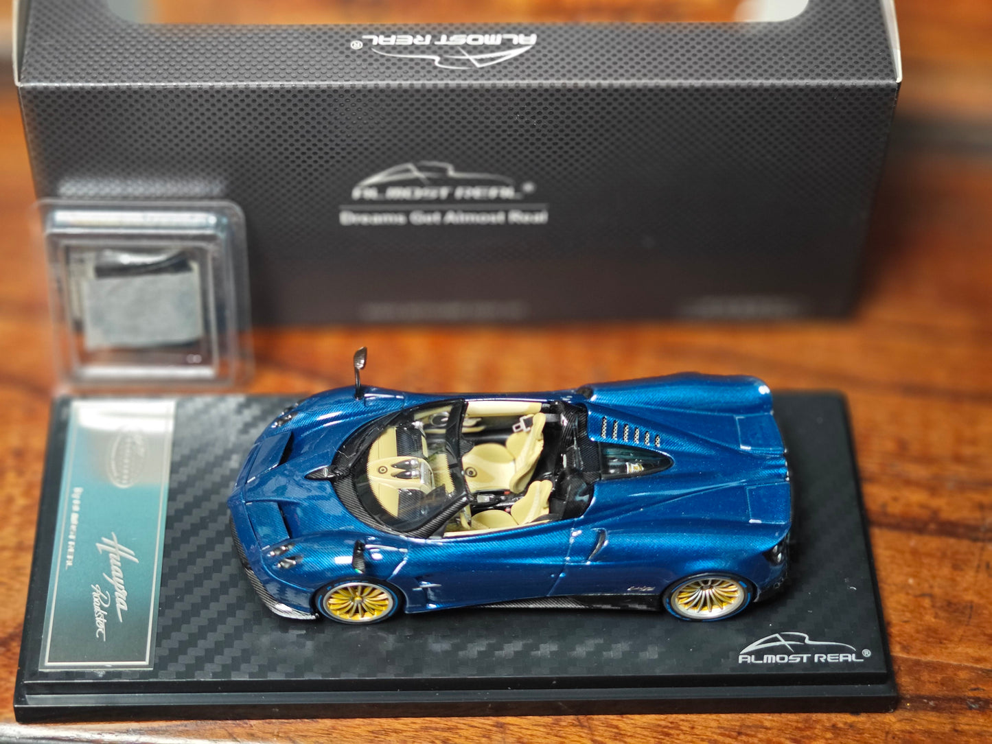 Modelo de coche Pagani Huayra Roadster de carbono azul a escala 1/43 de AlmostReal