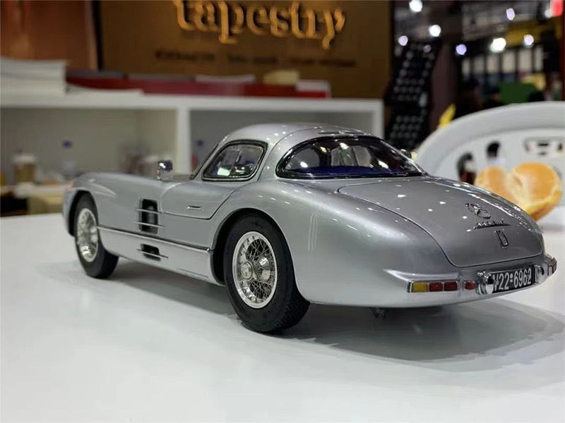 Modelo de coche Mercedes-Benz 300SLR W198 Uhlehaut Coupé CMC a escala 1/18