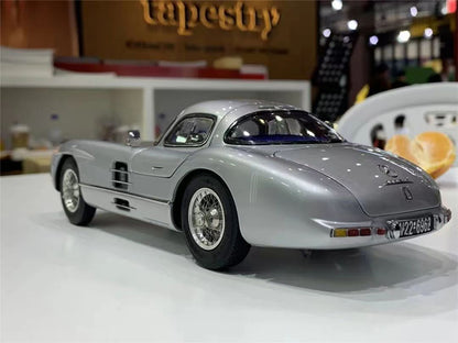 Modelo de coche Mercedes-Benz 300SLR W198 Uhlehaut Coupé CMC a escala 1/18