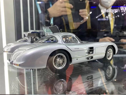 Modelo de coche Mercedes-Benz 300SLR W198 Uhlehaut Coupé CMC a escala 1/18