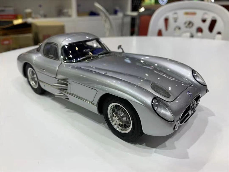 Modelo de coche Mercedes-Benz 300SLR W198 Uhlehaut Coupé CMC a escala 1/18