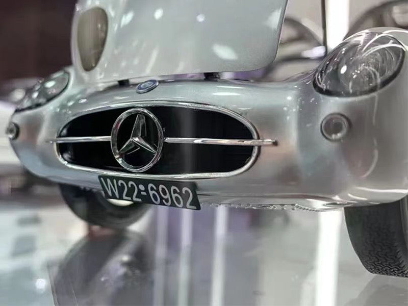Modelo de coche Mercedes-Benz 300SLR W198 Uhlehaut Coupé CMC a escala 1/18