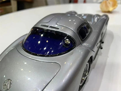Modelo de coche Mercedes-Benz 300SLR W198 Uhlehaut Coupé CMC a escala 1/18