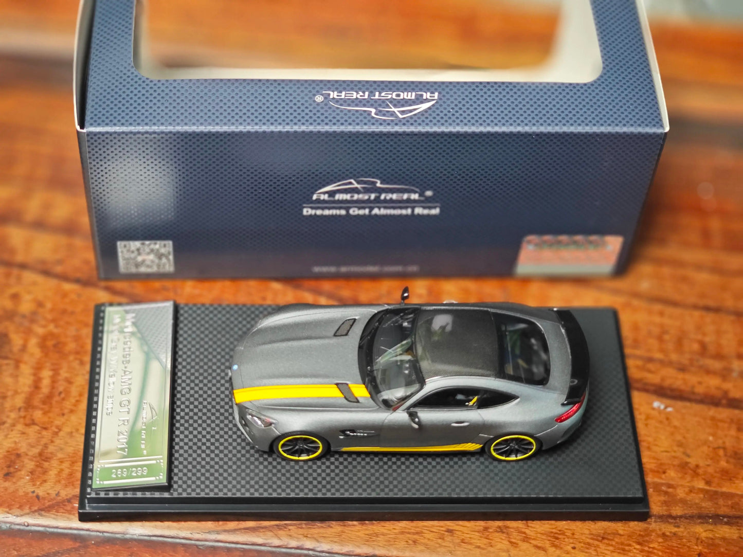 Mercedes-Benz AMG GT-R 2017 gris a escala 1/43 casi real
