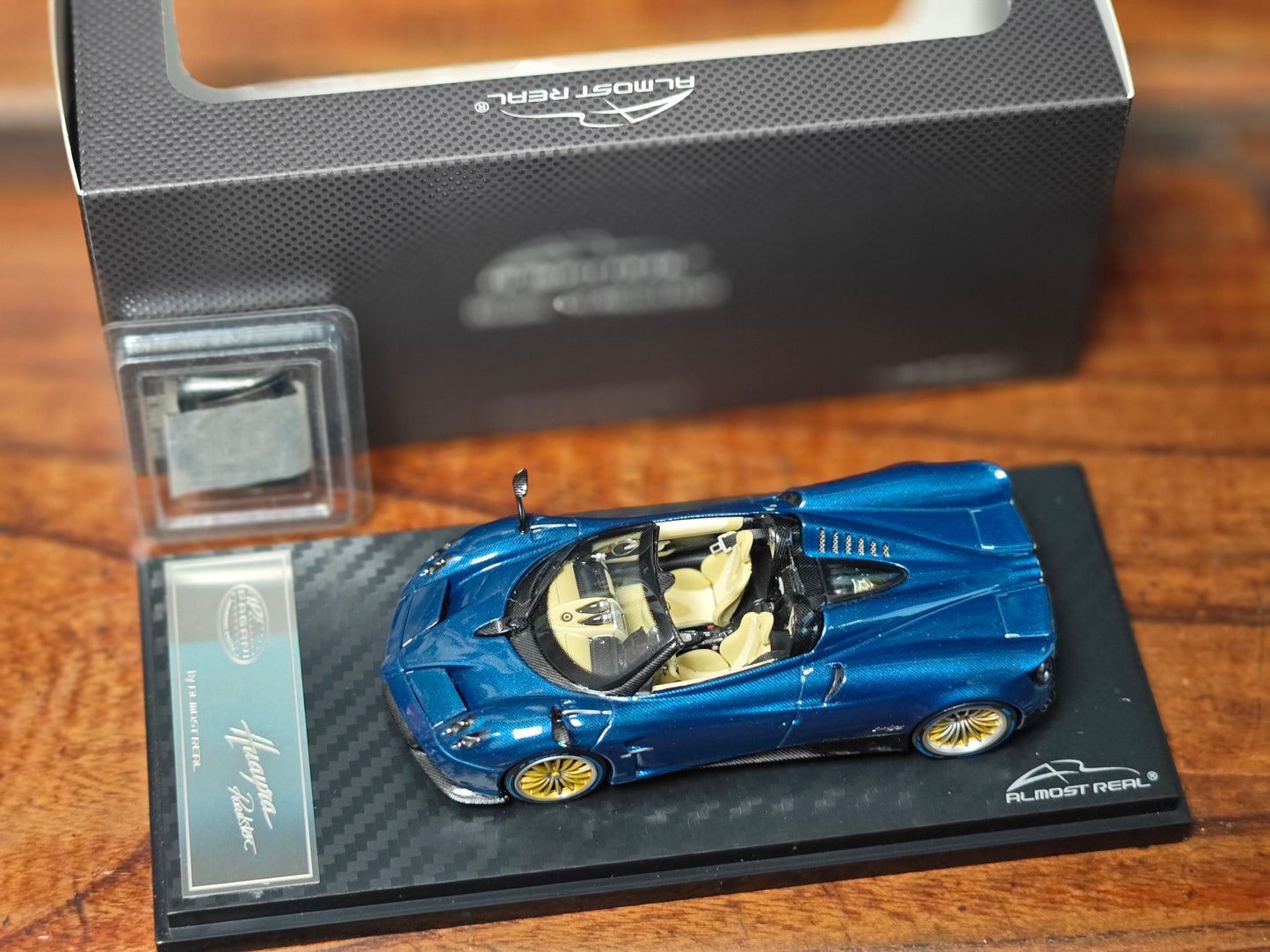Modelo de coche Pagani Huayra Roadster de carbono azul a escala 1/43 de AlmostReal